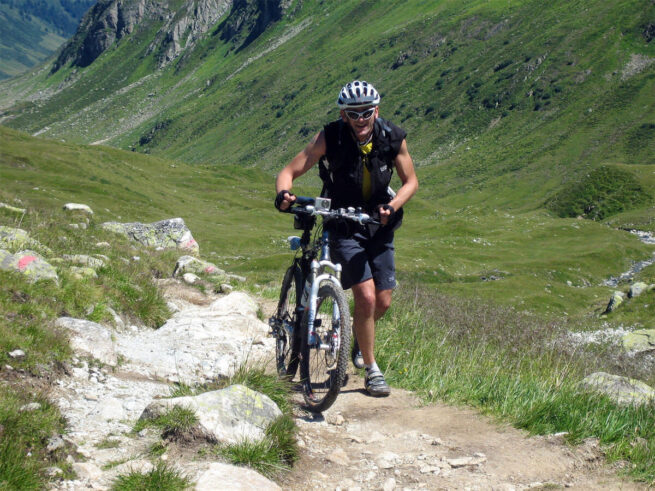 Radfahren bergauf Fahrrad schieben