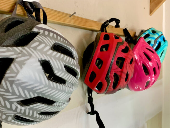 Fahrradhelm lagern, an der Wand hängend