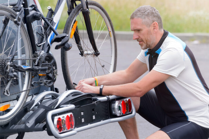 Mann mit Fahrradträger an der Anhängerkupplung