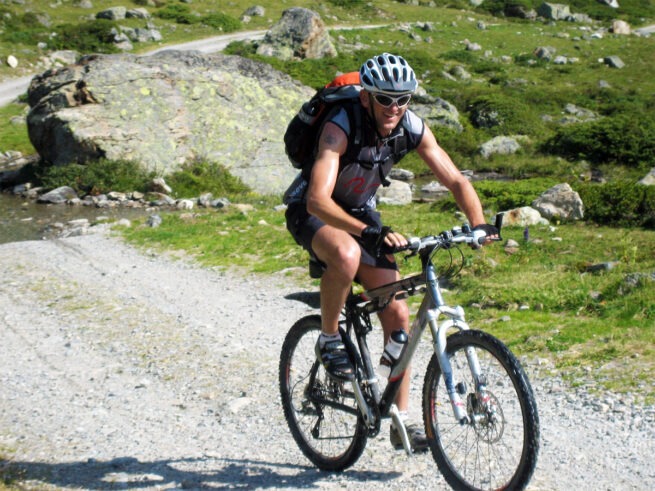Mountainbike mit Fahrer bergauf