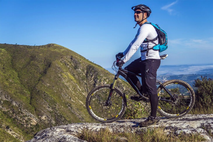 E-Bike mit Mann auf einem Berg